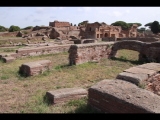 04555 ostia - regio i - insula xiv - caseggiato (i,xiv,7) - westseite - bli ri suedosten - im hintergrund - horrea epagathiana et epaphroditiana (i,viii,3) - 09-2023.jpg